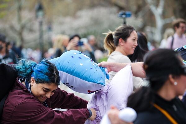 New York'ta Uluslararası Yastık Savaşı Günü New York'ta Uluslararası Yastık Savaşı Günü - Sputnik Türkiye