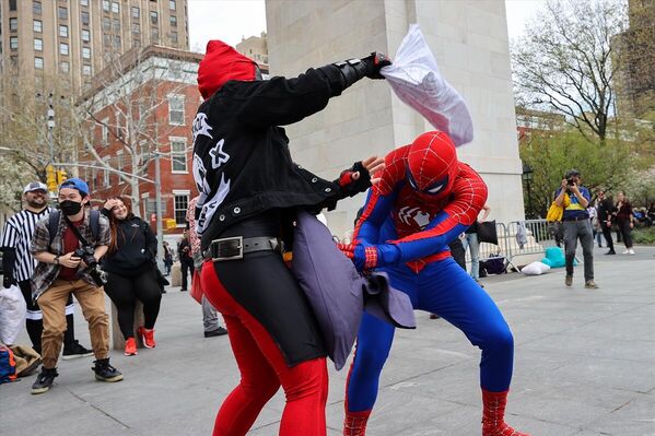 New York'ta Uluslararası Yastık Savaşı Günü New York'ta Uluslararası Yastık Savaşı Günü - Sputnik Türkiye