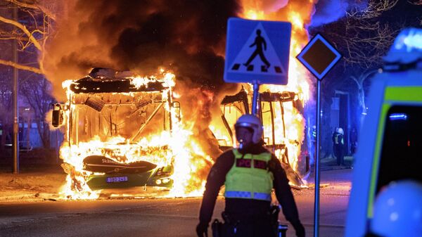 Aşırı sağcı Danimarka-İsveç vatandaşı Rasmus Paludan’ın Kur’an-ı Kerim yakmasının ardından son 3 gündür birçok kentte şiddet olayları patlak verdi. Norrköping kentinde polisin uyarı ateşi açması sonucu 3 kişi yaralandı. - Sputnik Türkiye