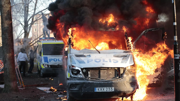 İsveç'te 'Kuran yakma' etkinliği sonrası şiddet tırmanıyor: Polislere 'sert müdahale' çağrısı  - Sputnik Türkiye