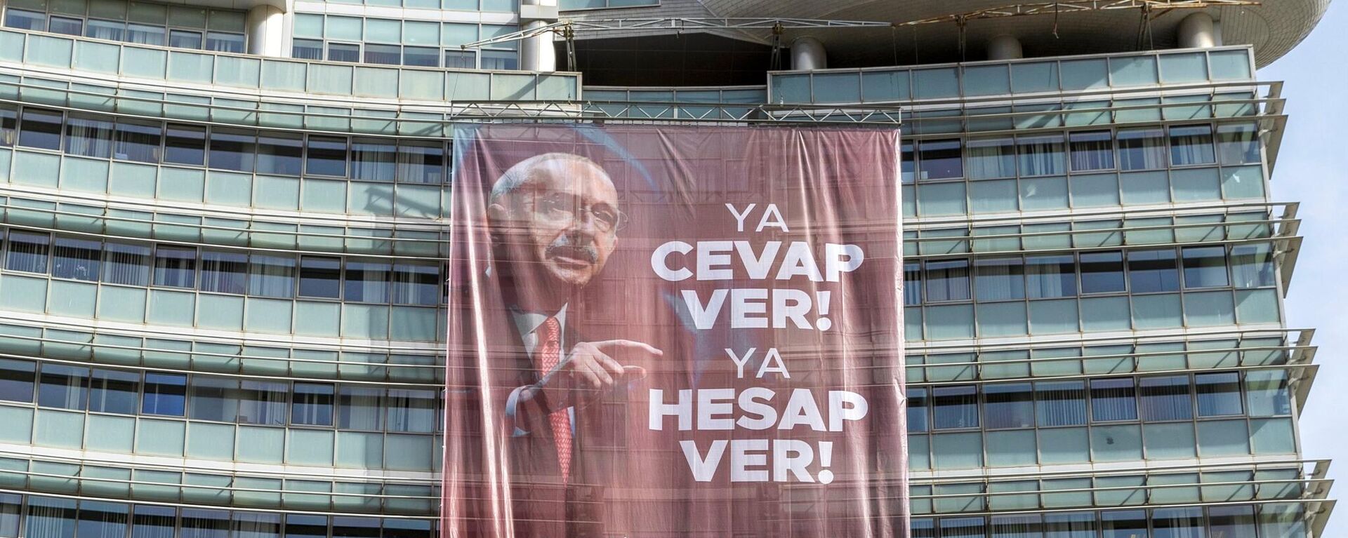 CHP Genel Merkezi binasına 4 soruluk afiş asıldı: 'Ya cevap ver, ya hesap ver' - Sputnik Türkiye, 1920, 18.04.2022