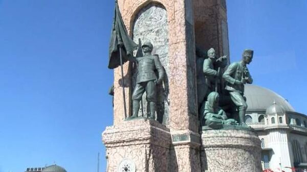 Taksim Cumhuriyet Anıtı’ndan çalınan sancak direği dört yıl sonra yenilendi - Sputnik Türkiye