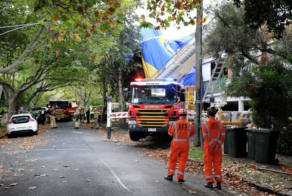 Avustralya’nın Melbourne kentinde 12 kişiyi taşıyan sıcak hava balonu, ağaçlara çarparak caddede bulunan evlerin arasına acil iniş yaptı. Sabah erken saatlerde acil servise yapılan çağrı üzerine olay yerine gelen ekipler, kazada kimsenin yaralanmadığını belirtti. - Sputnik Türkiye