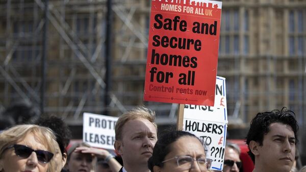 Londra’da kiracılar hükümeti protesto etti: Dış cephe kaplamalarının yangına karşı dayanıklı hale getirilmesi konusunda mağduruz - Sputnik Türkiye