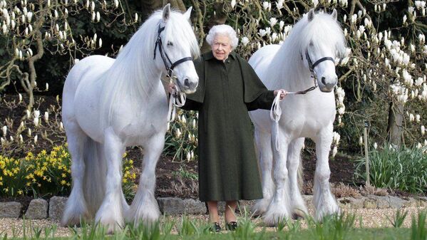 Kraliçe Elizabeth’in doğum günü için paylaşılan fotoğrafta, hayatı boyunca atlara meraklı olan Kraliçe’nin iki midilliyle poz verdiği görülüyor. - Sputnik Türkiye