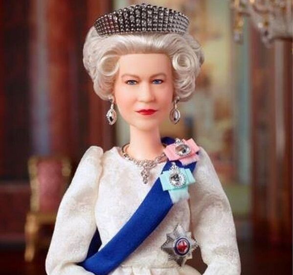 Barbie, Kraliçe Elizabeth’in beyaz elbise ve büyükannesi Kraliçe Mary’den kalma tacını taktığı, kraliyet madalyalarını taşıdığı ikonik görüntüsü ile tasarlandı. - Sputnik Türkiye