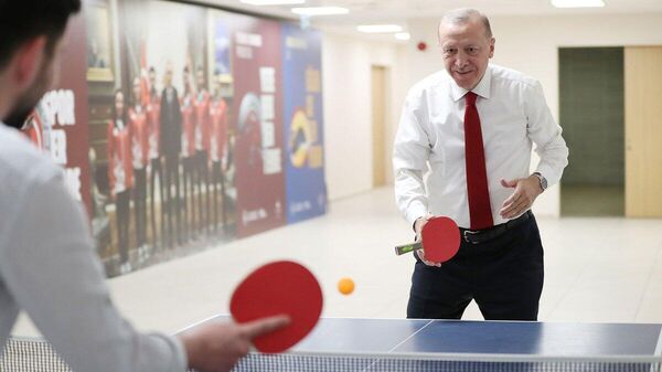 Cumhurbaşkanı Recep Tayyip Erdoğan, İstanbul’da öğrencilerle birlikte iftarını açtı. Erdoğan gençlerle sohbetine devam ederken ceketini çıkarttı ve gençlerle masa tenisi oynadı. - Sputnik Türkiye