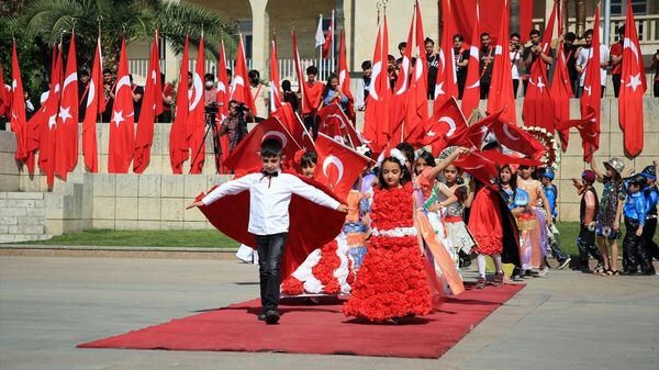 Türkiye'nin dört bir yanında 23 Nisan Ulusal Egemenlik ve Çocuk Bayramı, büyük bir coşkuyla kutlandı - Sputnik Türkiye