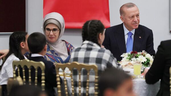 Cumhurbaşkanı Recep Tayyip Erdoğan ve eşi Emine Erdoğan, çocuklarla iftar yaptı. - Sputnik Türkiye