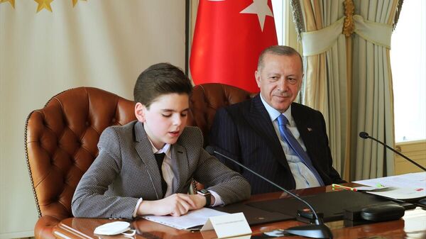 Cumhurbaşkanı Recep Tayyip Erdoğan, 23 Nisan Ulusal Egemenlik ve Çocuk Bayramı dolayısıyla Vahdettin Köşkü'nde Milli Eğitim Bakanı Mahmut Özer ve beraberindeki öğrencileri kabul etti. - Sputnik Türkiye