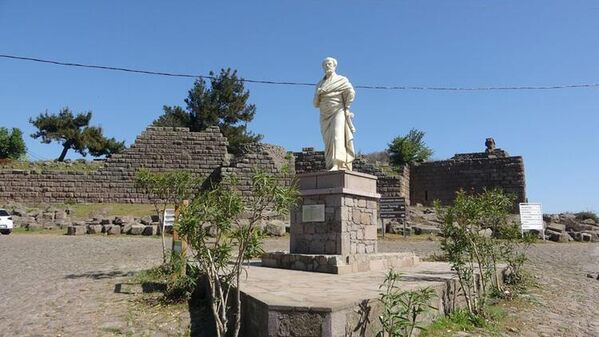 Assos'taki Aristoteles heykelinin yerine yenisi yapıldı - Sputnik Türkiye