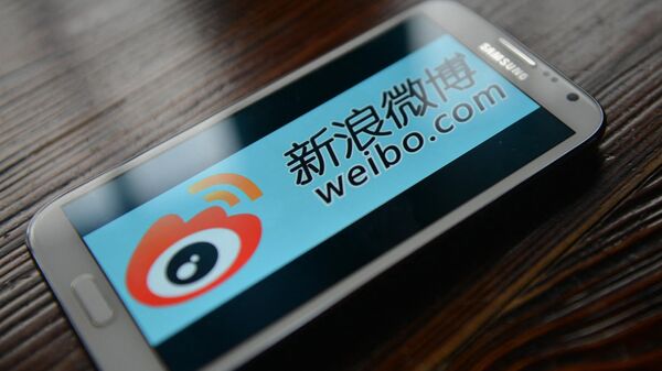 Akıllı telefonda Çin'in sosyal medya-microblogging platformu Weibo uygulaması - Sputnik Türkiye