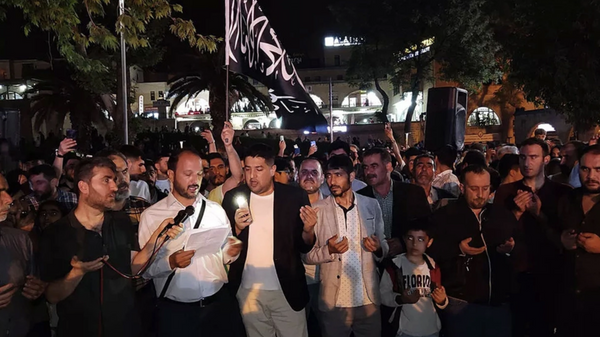 Şanlıurfa Balıklıgöl'de İsrail'i protesto etmek için toplanan bir grubun siyah tevhid bayrakları açarak şeriat çağrısında bulunmasıyla ilgili Valilik tarafından soruşturma başlatıldı.  - Sputnik Türkiye