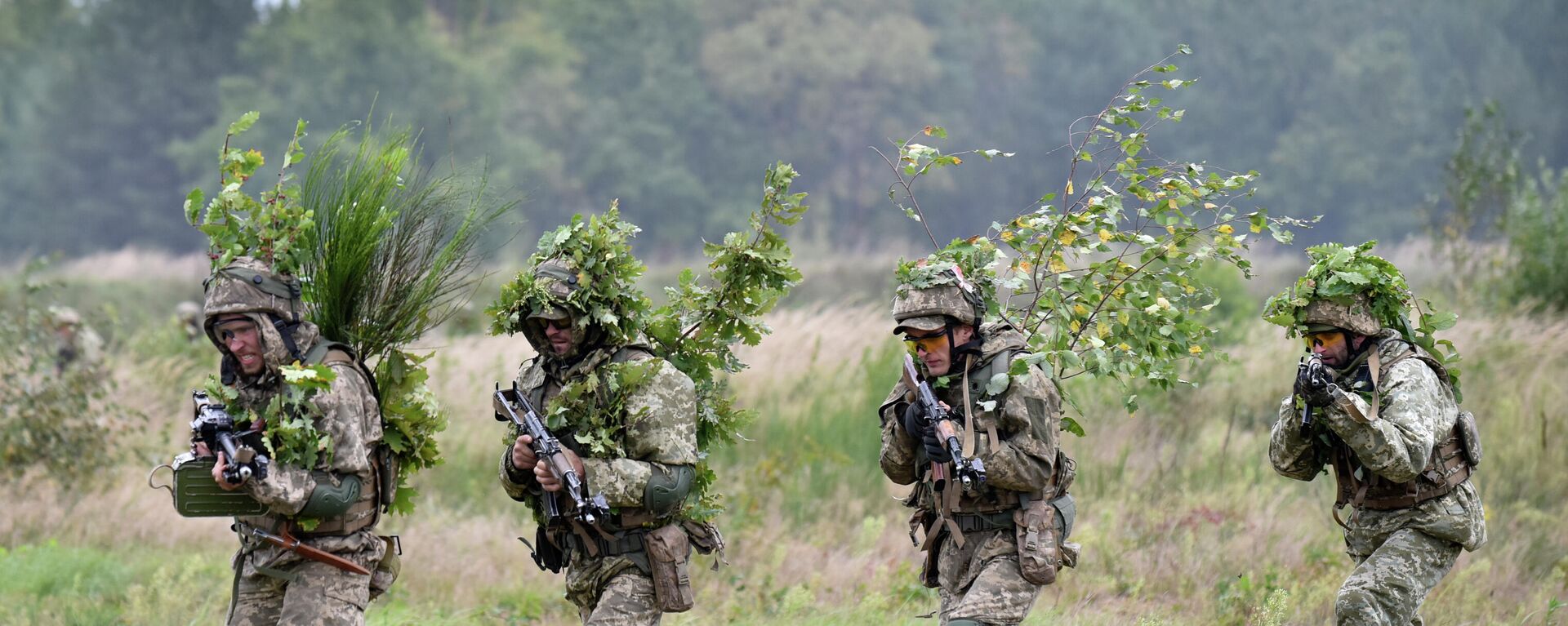 Soldiers take part in an exercise at the Yavoriv military training ground, close to Lvov, Western Ukraine, Friday, Sept 24, 2021. Ukraine, the US, and other NATO countries continue joint military drills in Western Ukraine presenting offensive exercises in town-like surroundings with tanks and other military vehicles involved.  - Sputnik Türkiye, 1920, 13.01.2025