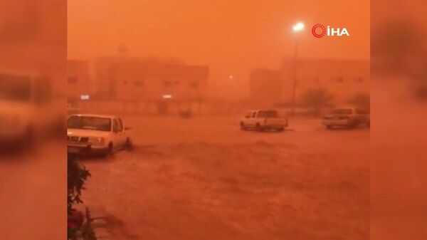 Suudi Arabistan’daki kum fırtınası gökyüzünü turuncuya boyadı - Sputnik Türkiye