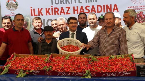 Manisa'da sezonun ilk kirazı için sembolik açık artırma - Sputnik Türkiye