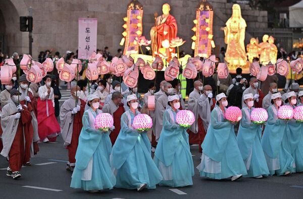 Bu geleneksel festivalin tarihi, Budizmin Kore yarımadasında yayılmaya başladığı zaman dayanıyor. - Sputnik Türkiye