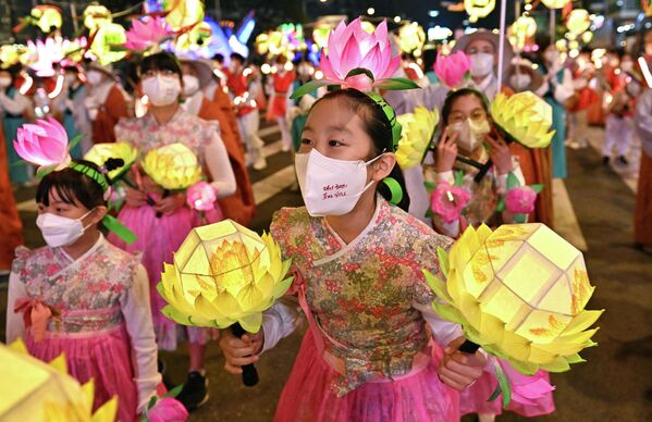 Güney Kore&#x27;de nüfusunun üçte birinin Budist olmasıyla nedeni ile bu festival de önemli bir yer tutuyor. - Sputnik Türkiye