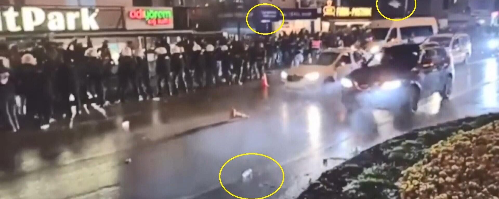 Samsun’da Trabzonspor’un şampiyonluk kutlamalarında 2 takım taraftarları karşılaşınca gerginlik çıktı. Polis olayda biber gazı kutlandı. - Sputnik Türkiye, 1920, 01.05.2022