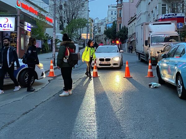 1 Mayıs Emek ve Dayanışma Günü kapsamında Beyoğlu Taksim Meydanına çıkan yollar da trafiğe kapatıldı. Polis ekipleri tarafından Taksim Meydanı çevresi bariyerlerle kapatılırken trafik ekipleri de meydana çıkan yolları araç trafiğine kapattı. - Sputnik Türkiye