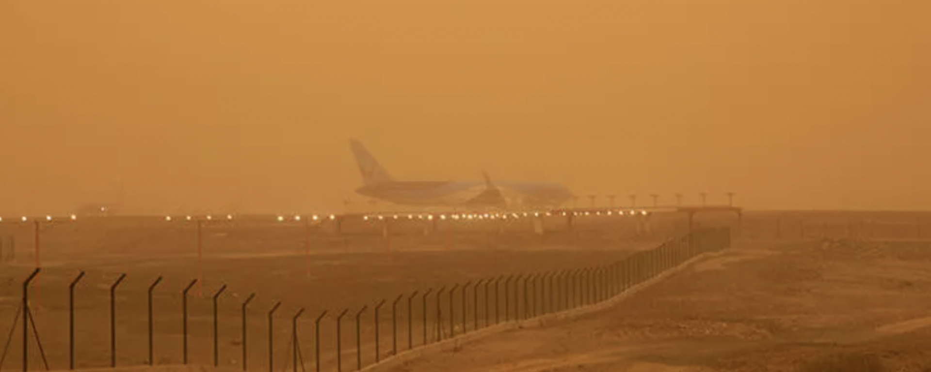 Irak'ı etkisi altına alan kum fırtınası nedeniyle Irak'ın başkenti Bağdat'ta uçuşlar askıya alındı. - Sputnik Türkiye, 1920, 01.05.2022
