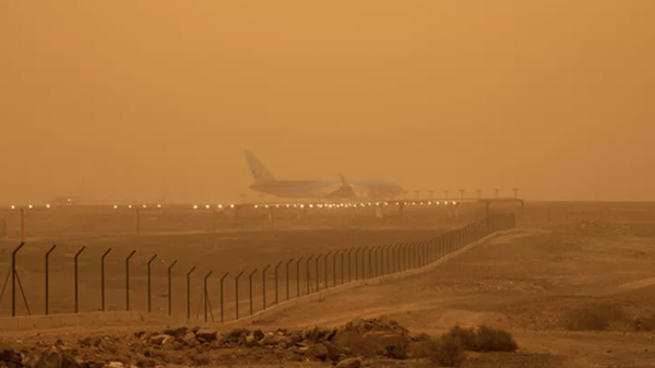 Irak'ı etkisi altına alan kum fırtınası nedeniyle Irak'ın başkenti Bağdat'ta uçuşlar askıya alındı. - Sputnik Türkiye