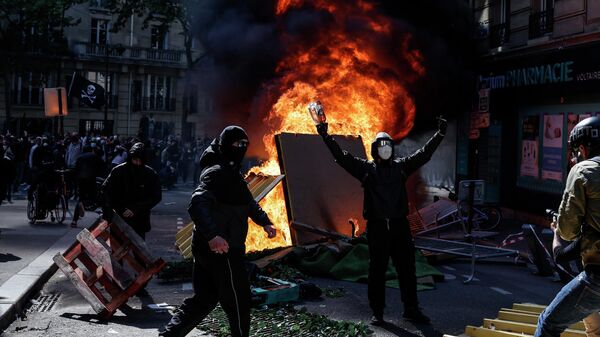 Fransa'nın başkenti Paris'te sivil toplum kuruluşları ve sendikalar liderliğinde binlerce kişinin katıldığı 1 Mayıs Emek ve Dayanışma Günü’nü kutlamalarında çıkan olaylarda 54 kişi gözaltına alındığı, 8 polisin ise yaralandığı bildirildi. - Sputnik Türkiye