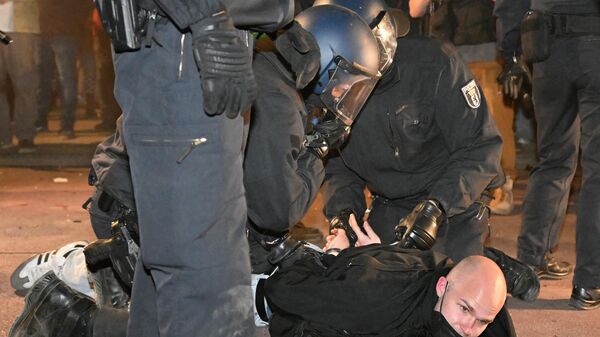 Berlin’deki 1 Mayıs gösterilerinde çok sayıda gösterici gözaltına alındı - Sputnik Türkiye