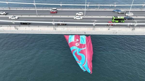 Trabzonspor'un 15 Temmuz Şehitler Köprüsü'ne asılan bayrağı  - Sputnik Türkiye