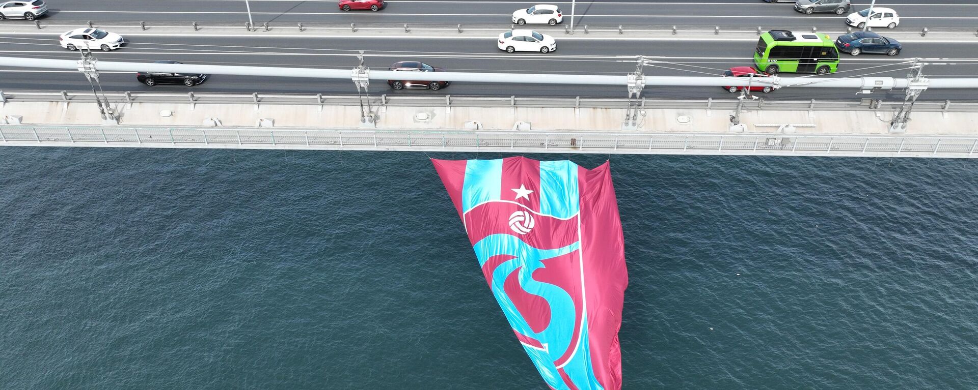 Trabzonspor'un 15 Temmuz Şehitler Köprüsü'ne asılan bayrağı  - Sputnik Türkiye, 1920, 02.05.2022