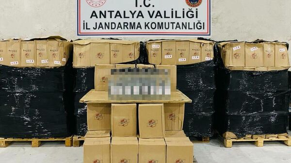 Antalya'nın Muratpaşa ilçesinde bir depoya düzenlenen operasyonda 4 bin 464 litre kaçak votka ele geçirildi. - Sputnik Türkiye