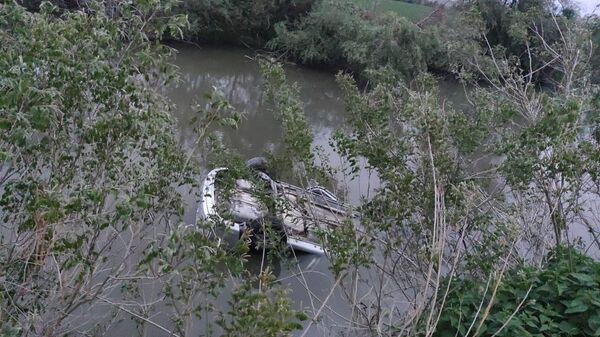 Edirne'de kontrolden çıkan bir otomobilin Tunca Nehri'ne uçtuğu kazada 2'si ağır 3 kişi yaralandı. - Sputnik Türkiye