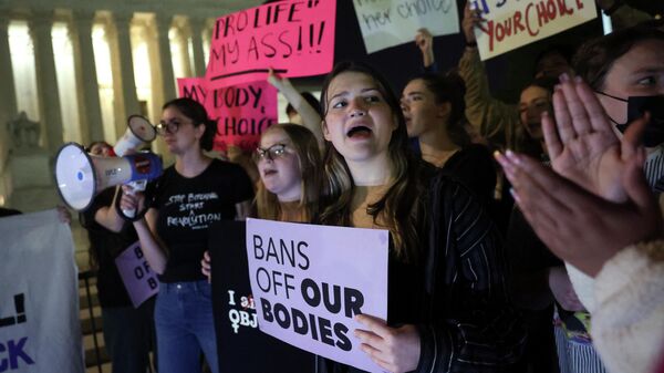 ABD Yüksek Mahkemesi'nin kürtaj hakkı aleyhine görüş belgesinin basına sızmasının ardından, Washington DC'deki mahkeme binası önünde hızla toplanan kadın hakları savunucuları, protesto gösterisi düzenledi.  - Sputnik Türkiye
