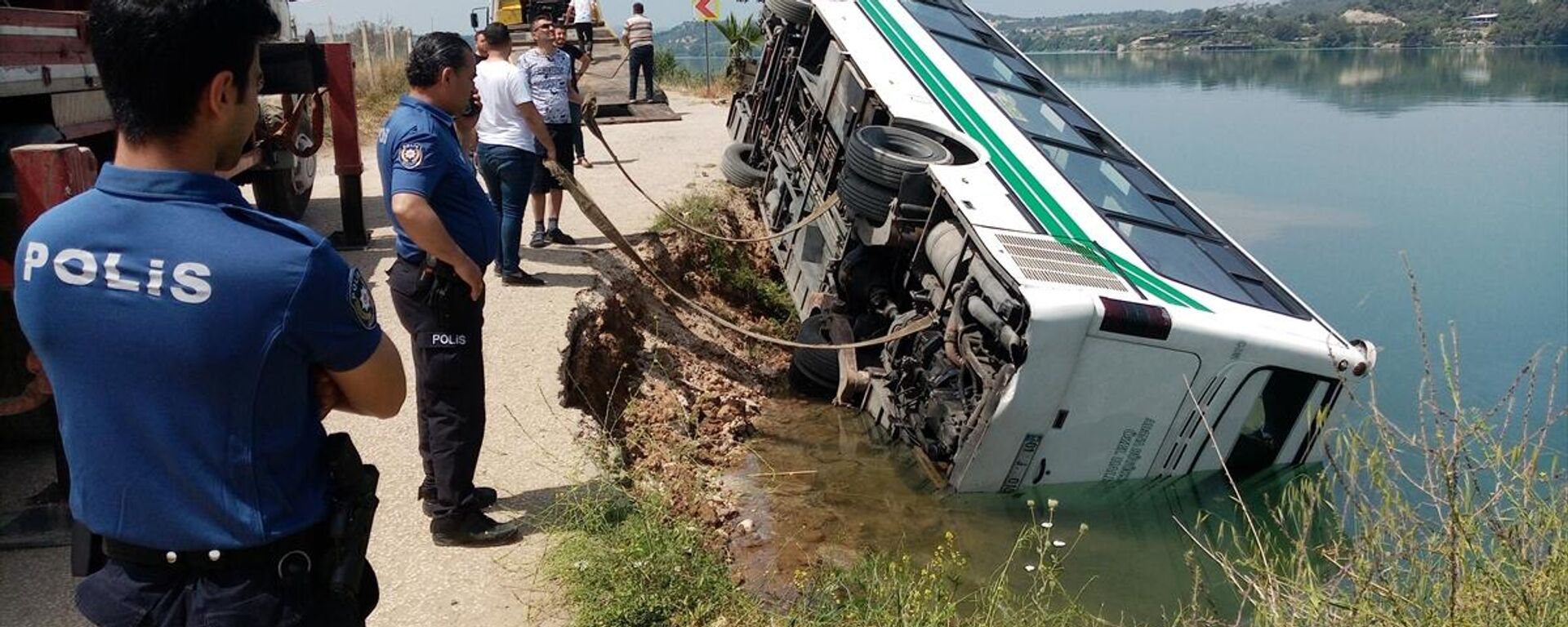 Adana'da özel halk otobüsü yolun çökmesi sonucu göle devrildi - Sputnik Türkiye, 1920, 03.05.2022