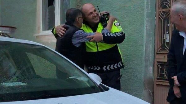 Bursa'da kaza yapan alkollü sürücü trafik polisine sarılarak bayramlaştı - Sputnik Türkiye