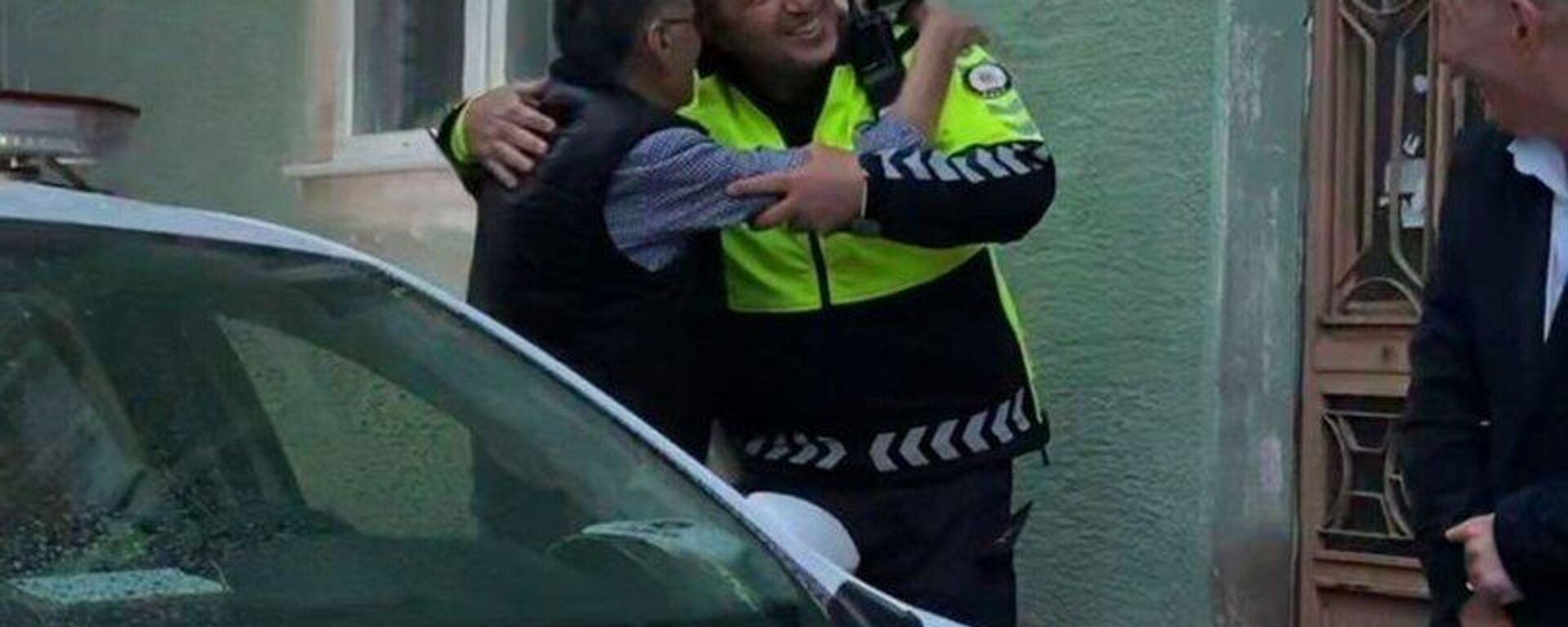 Bursa'da kaza yapan alkollü sürücü trafik polisine sarılarak bayramlaştı - Sputnik Türkiye, 1920, 03.05.2022