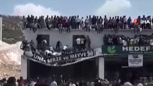 Antalya'daki tuning festivalinde seyircilerin bulunduğu balkon çöktü  - Sputnik Türkiye