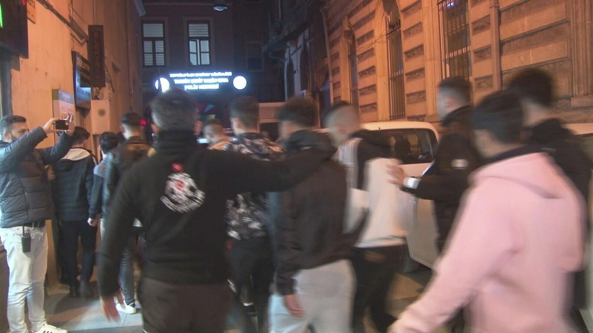 Beyoğlu İlçe Emniyet Müdürlüğü ekipleri, düzensiz göçmenler üzerine ilçe genelinde denetimler gerçekleştirdi. - Sputnik Türkiye, 1920, 05.05.2022