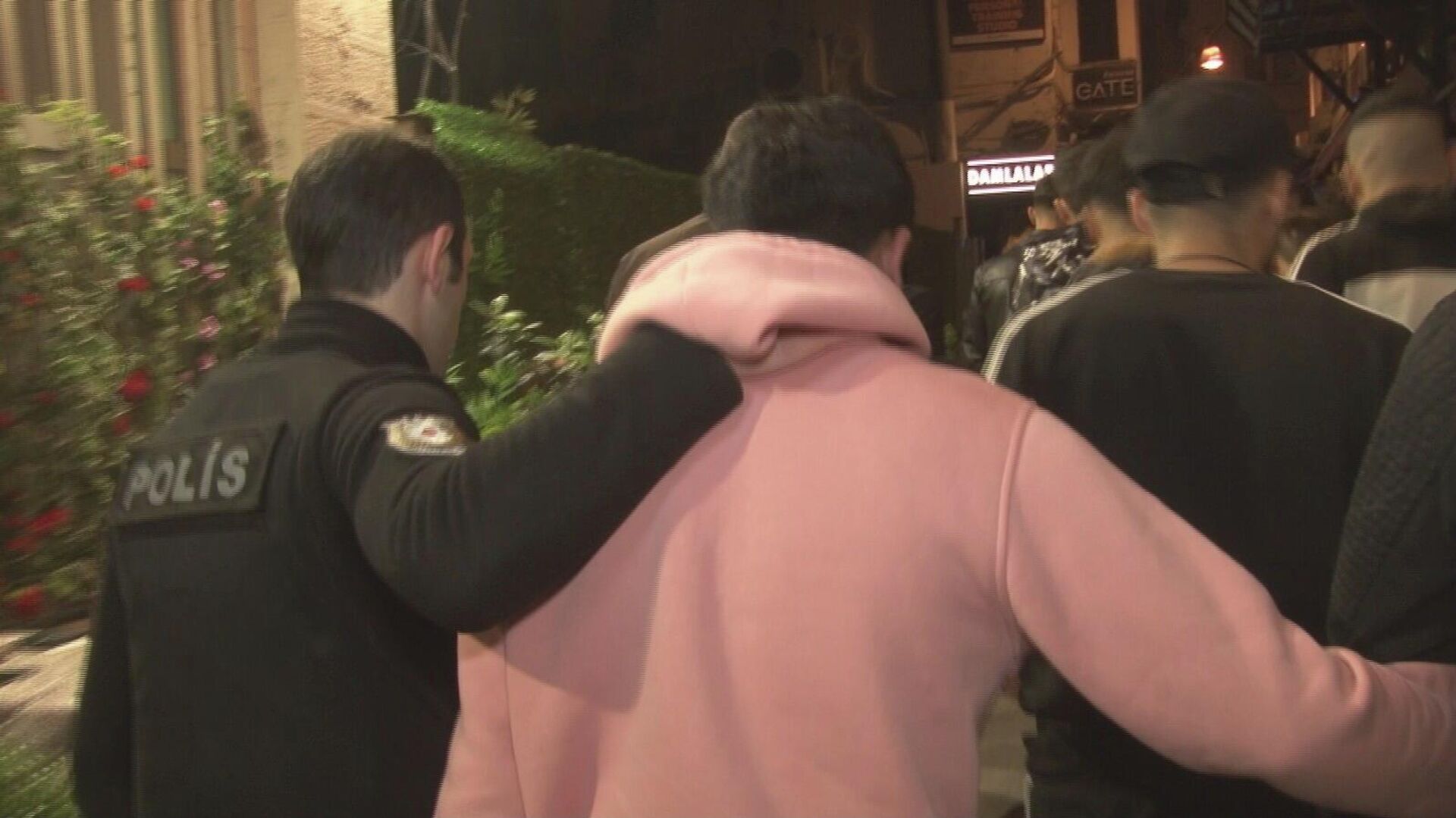 Beyoğlu İlçe Emniyet Müdürlüğü ekipleri, düzensiz göçmenler üzerine ilçe genelinde denetimler gerçekleştirdi. - Sputnik Türkiye, 1920, 05.05.2022