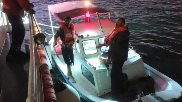Beylerbeyi önlerinde karaya oturan ve içinde 5 kişi bulunan teknenin kurtarıldığı bildirildi. - Sputnik Türkiye