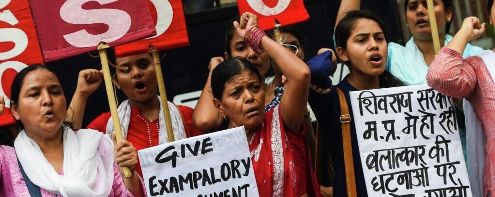 Hindistan'da kadına yönelik cinsel saldırı ve şiddet karşıtı protestolar - Sputnik Türkiye, 1920, 05.05.2022