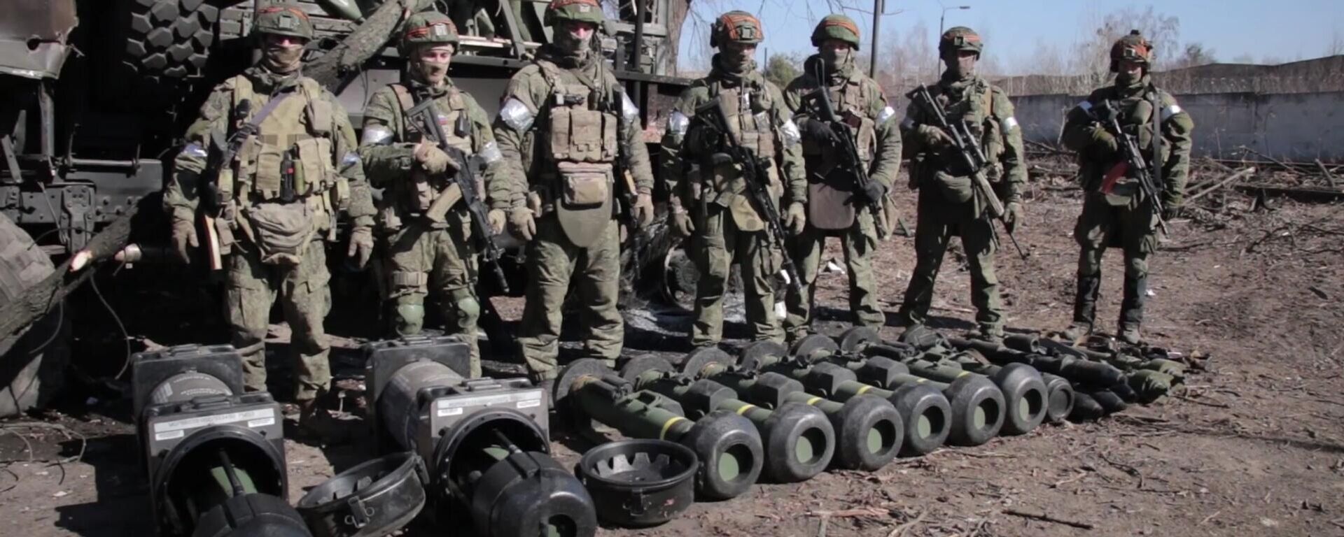 Rusya - asker - Russian servicemen are pictured by military equipment captured by Russian troops during Russia's military operation in Ukraine, near the village of Huta-Mezhyhirska, in Ukraine. Ten Javelin American-made portable anti-tank missile systems, grenade launchers, man-portable air-defense systems were discovered at a base that was taken under control of the Russian Armed Forces - Sputnik Türkiye, 1920, 19.02.2026