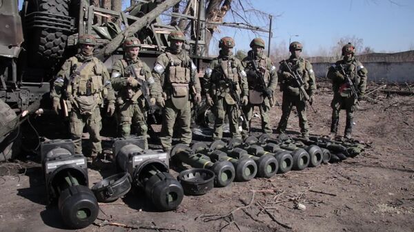 Rusya - asker - Russian servicemen are pictured by military equipment captured by Russian troops during Russia's military operation in Ukraine, near the village of Huta-Mezhyhirska, in Ukraine. Ten Javelin American-made portable anti-tank missile systems, grenade launchers, man-portable air-defense systems were discovered at a base that was taken under control of the Russian Armed Forces - Sputnik Türkiye