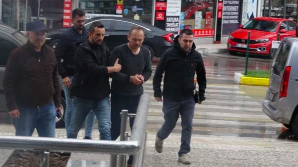 Evli olduğu kadını eşarpla boğmaya çalıştı: 'Üç harfliler'i suçladı - Sputnik Türkiye