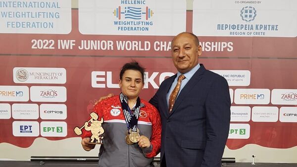 Dünya Gençler Halter Şampiyonası'nda kadınlar 81 kiloda Dilara Narin, 2 altın, 1 gümüş madalya kazanarak, dünya şampiyonu oldu. - Sputnik Türkiye