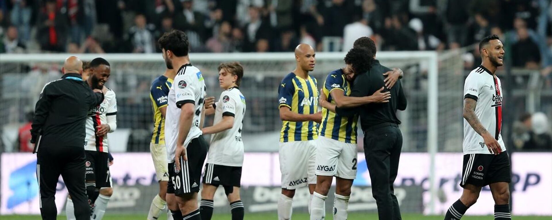 Spor Toto Süper Lig'in 36. haftasında Beşiktaş ile Fenerbahçe takımları, Vodafone Park'ta karşılaştı. 1-1 biten maçın ardından her iki takım oyuncuları da birbirlerini tebrik etti. - Sputnik Türkiye, 1920, 08.05.2022