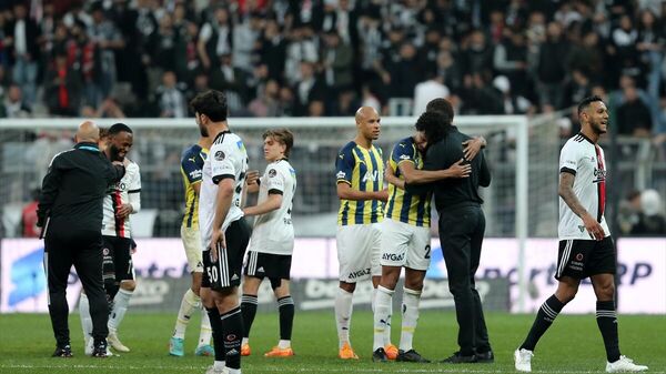 Spor Toto Süper Lig'in 36. haftasında Beşiktaş ile Fenerbahçe takımları, Vodafone Park'ta karşılaştı. 1-1 biten maçın ardından her iki takım oyuncuları da birbirlerini tebrik etti. - Sputnik Türkiye