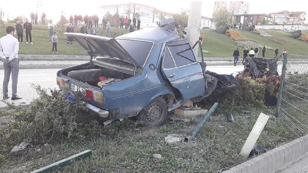 trafik kazası, ikiye bölünen araç - Sputnik Türkiye