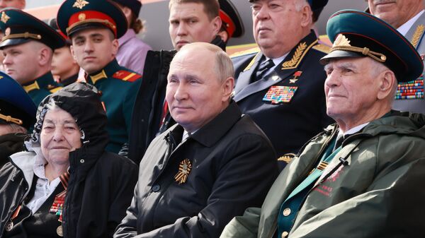 9 Mayıs Zafer günü askeri geçit töreninde Rusya Devlet başkanı Vladimir Putin  - Sputnik Türkiye