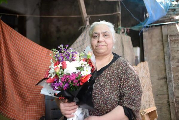 Hiç ziyaretçisi olmadığı için evde ağlarken bulunan kadına ziyaretçi akını - Sputnik Türkiye